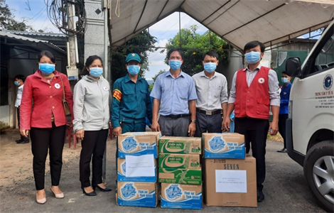 Hội Chữ thập đỏ Đạ Tẻh trao quà cho 2 chốt kiểm soát vùng dịch