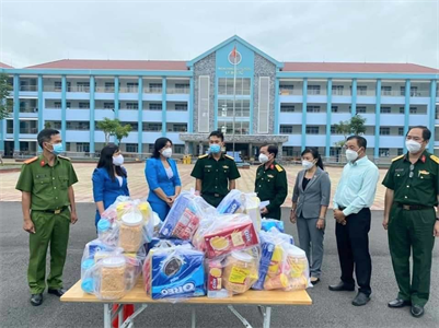 Thành phố Thuận An thăm, trao hỗ trợ lực lượng làm nhiệm vụ phòng, chống dịch