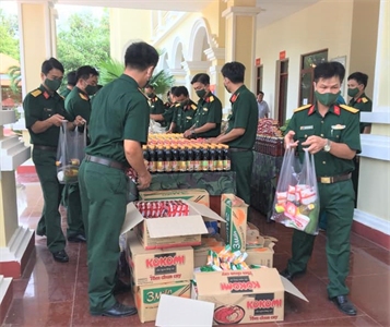 Chuyến xe nghĩa tình của LLVT huyện Tánh Linh