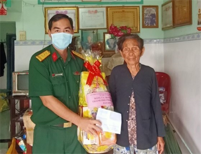 Ban CHQS thành phố Phan Thiết thăm, tặng quà gia đình chính sách