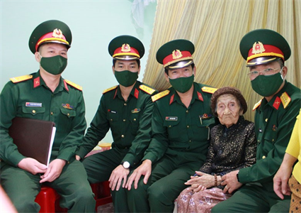 Bộ CHQS tỉnh Lâm Đồng thăm các gia đình chính sách, người có công
