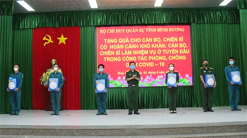Bộ CHQS tỉnh Bình Dương tặng quà cán bộ, chiến sĩ hoàn cảnh khó khăn