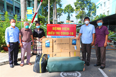 Hội Nhân đạo Thiện Tâm trao tặng 1.300 bộ quần áo bảo hộ y tế cho Bệnh viện dã chiến