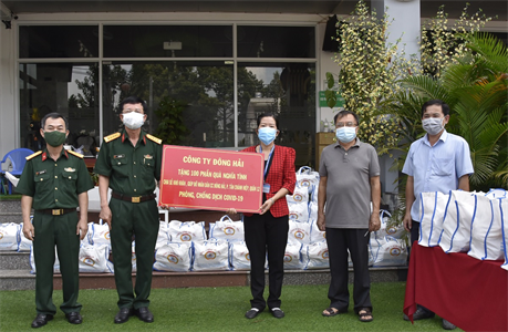 Công ty Đông Hải tặng quà hỗ trợ người dân khó khăn
