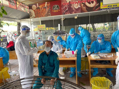 Xung kích ở tâm dịch Tân Uyên
