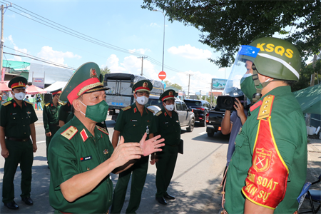 Phó Tổng Tham mưu trưởng QĐNDVN kiểm tra các chốt phòng, chống dịch trên địa bàn TPHCM