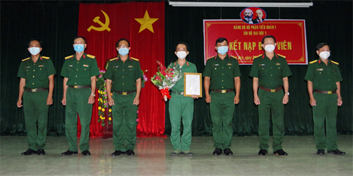 Kết nạp Đảng trên tuyến đầu chống dịch