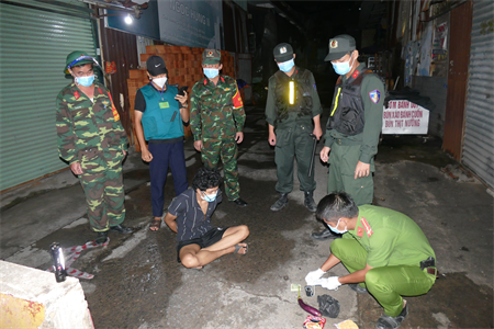 Cán bộ Sư đoàn 7 trực chốt chống dịch phối hợp bắt đối tượng phạm tội ma túy