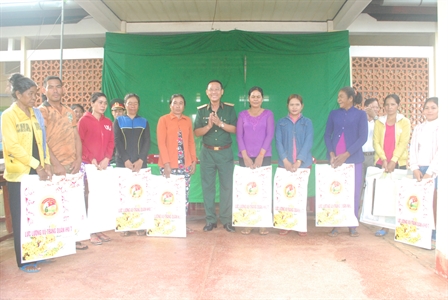 Quân khu 7 thăm tặng quà khu dân cư Tà Thiết