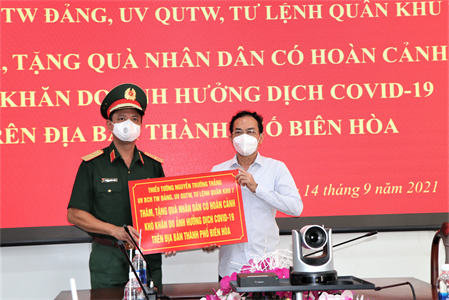 Tư lệnh Quân khu 7 thăm, tặng quà hỗ trợ Nhân dân gặp khó khăn tại thành phố Biên Hòa