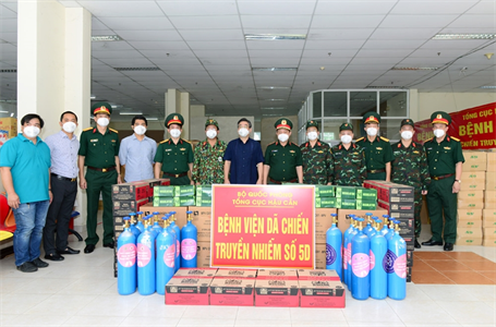 Ban Dân vận Trung ương trao vật tư y tế hỗ trợ Bệnh viện dã chiến truyền nhiễm số 5D