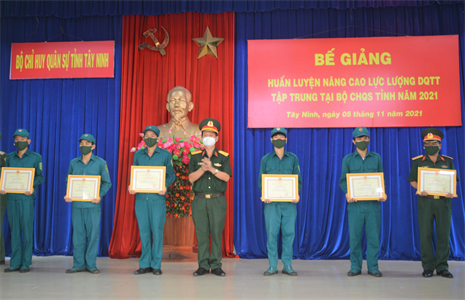 Bộ CHQS tỉnh Tây Ninh bế giảng huấn luyện nâng cao dân quân thường trực
