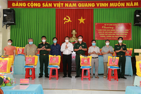 Quân khu 7 trao tặng 500 phần quà cho người dân khó khăn tại thành phố Biên Hòa