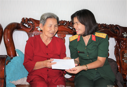 Tấm áo ấy, bấy lâu nay con quý hơn cơm gạo…