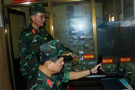 Tư lệnh Quân khu kiểm tra các Trạm thông tin núi Chứa Chan
