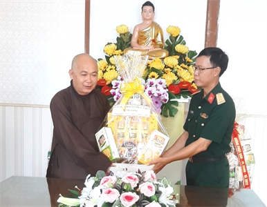 Ban CHQS thành phố Phan Thiết chúc mừng Đại lễ Phật đản