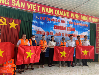 Chương trình “Hải quân Việt Nam làm điểm tựa cho ngư dân vươn khơi, bám biển” tại tỉnh Trà Vinh