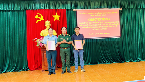 Ban CHQS thành phố Vũng Tàu tặng 10 sổ tiết kiệm cho đối tượng chính sách và trẻ em mồ côi do dịch Covid-19