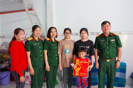 Hội Phụ nữ Bộ CHQS tỉnh BR – VT  thăm, tặng quà Trung thu cho trẻ em mồ côi