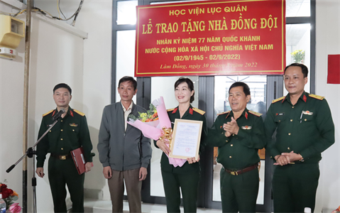 Học viện Lục quân trao tặng nhà đồng đội