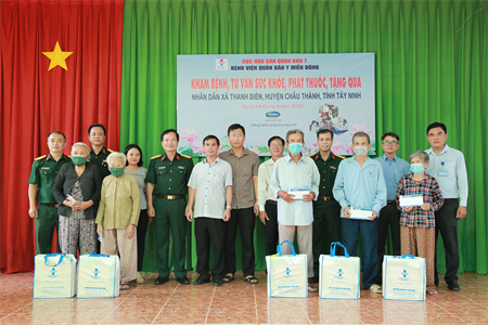 Bệnh viện Quân dân y miền Đông khám bệnh, phát thuốc, tặng quà giúp dân