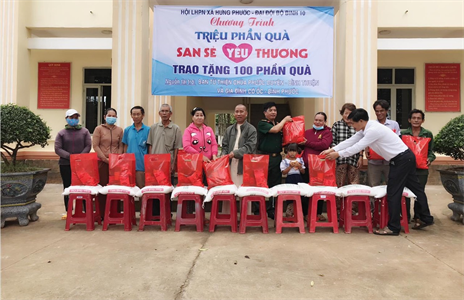 Đại đội 10 tặng quà hỗ trợ đồng bào dân tộc thiểu số