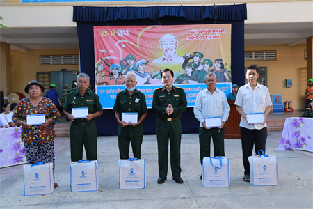 Bệnh viện Quân dân y miền Đông phối hợp khám bệnh, cấp thuốc tặng người dân tỉnh Tây Ninh