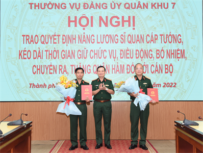 Thường vụ Đảng ủy Quân khu trao các quyết định cho cán bộ