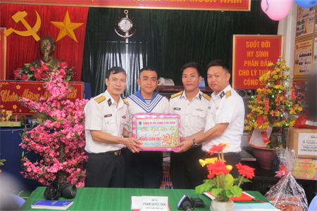 Vùng 2 Hải quân thăm, chúc Tết Nhà giàn DK1