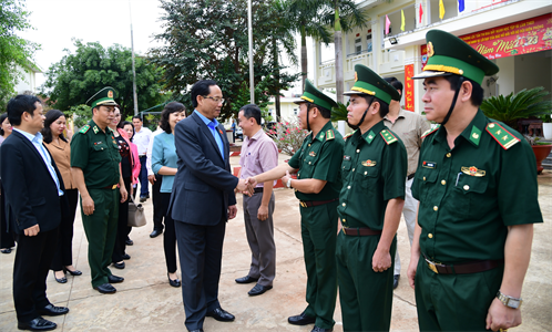 Phó Chủ tịch Quốc hội Trần Quang Phương chúc tết Đồn Biên phòng Lộc Tấn