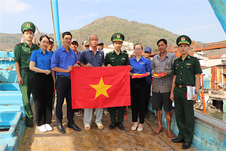 Tặng cờ Tổ quốc cùng ngư dân vươn khơi bám biển