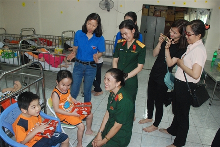 Mang yêu thương đến với trẻ em khuyết tật