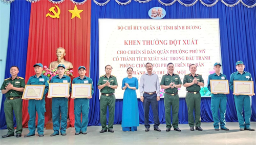 Bộ CHQS tỉnh Bình Dương khen thưởng đột xuất dân quân thường trực