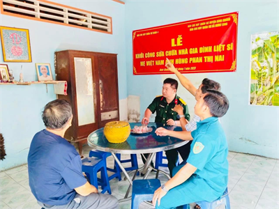 Ban CHQS Quận 4 trao kinh phí hỗ trợ sửa chữa nhà cho gia đình Mẹ Việt Nam Anh hùng