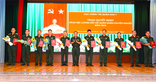 Bậc quân hàm cao nhất của quân nhân chuyên nghiệp là gì?