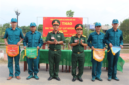 Sôi nổi hội thao đua xuồng ba lá