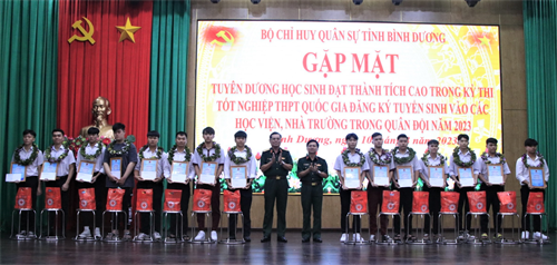 Bộ CHQS tỉnh Bình Dương gặp mặt, tuyên dương học sinh đạt thành tích cao trong kỳ thi tuyển sinh vào các học viện, nhà trường Quân đội