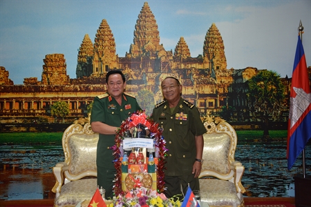 Trung tướng Võ Minh Lương, Tư lệnh Quân khu 7 
Chúc Tết Bộ Tổng Tư lệnh và Bộ Tư lệnh Hiến binh Quân đội Hoàng gia Campuchia.
