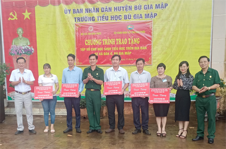 Hội Cựu chiến binh tỉnh Bình Phước tặng hơn 28.000 cuốn vở cho học sinh huyện Bù Gia Mập