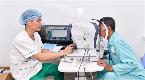 Bệnh viện Quân y 175 phẫu thuật mắt miễn phí cho người dân Bình Phước