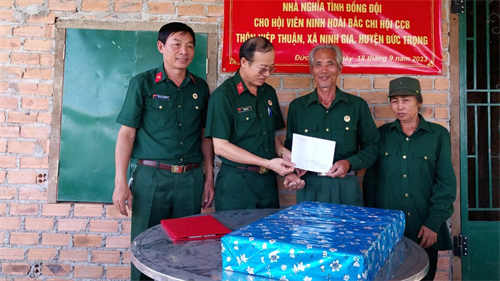 Huyện Đức Trọng, tỉnh Lâm Đồng trao nhà “Nghĩa tình đồng đội”