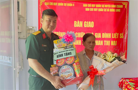 Ban CHQS Quận 4 phối hợp bàn giao công trình sửa chữa nhà tặng gia đình Mẹ Việt Nam Anh hùng