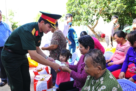 Bộ Tư lệnh thành phố thăm, tặng quà chúc mừng đồng bào Khmer Khu dân cư Bà Xán, huyện Cần Giờ
