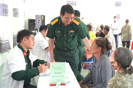 ​Nghĩa tình thầy thuốc Quân y với người dân Phú Yên
