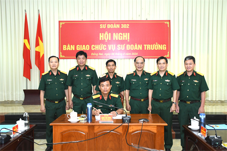 Thiếu tướng Đặng Văn Hùng chủ trì bàn giao chức vụ Sư đoàn trưởng Sư đoàn 302