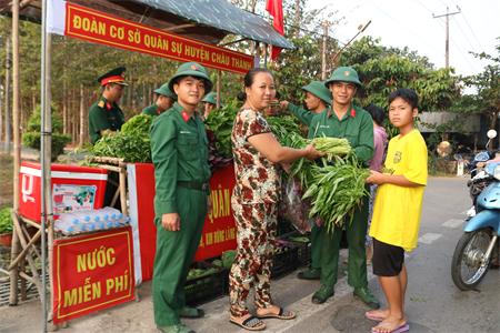 “Rau sạch quân sự” - Mô hình nghĩa tình với bà con vùng biên