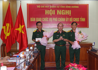 Bàn giao chức vụ Phó Chính ủy Bộ CHQS tỉnh Bình Dương