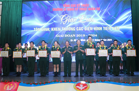 Trường Sĩ quan Kỹ thuật Quân sự: Giao lưu tôn vinh, khen thưởng các điển hình tiên tiến