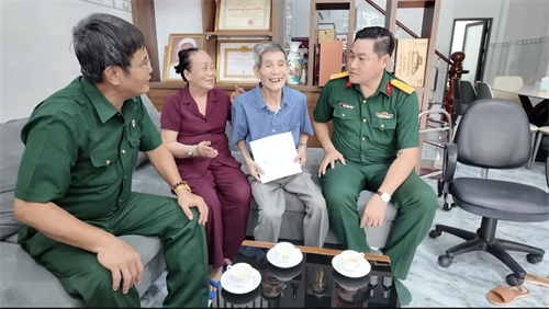 Ban CHQS huyện Côn Đảo đi thăm, tặng quà gia đình chính sách
