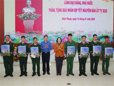 Phó Chủ tịch Quốc hội Nguyễn Thị Thanh thăm, chúc Tết LLVT tỉnh Bình Thuận